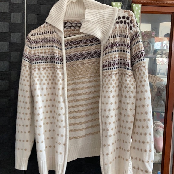 Sweater. - Picture 1 of 2